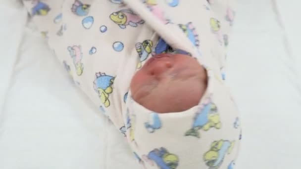Mödravårdscentral Koncept Spädbarn Bordet Redo För Medicinska Procedurer Läkare Swaddling — Stockvideo