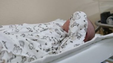 Annelik Kliniği kavramı. Tıbbi prosedürler için hazırlanıyor tablo tanınmayan bebek açıktır. Yeni doğan aşı. Bebek sağlığı kavramı. Sadece doğmuş bebek küçük metrelik. 4k