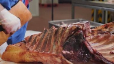 Kesme, taze et işleme kasap. Et işleme tesisi. Sosis sanayi. Kasap el et kemiklerinden ayırarak keskin bir bıçak ile portre vurdu. 4k