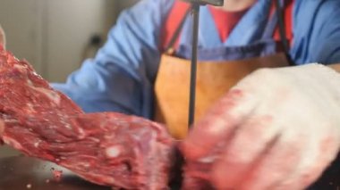 Et işleme fabrikası. Et testere closeup çekim. Fabrika modern ekipman. Et fabrikası. Adam işçi kesim çiğ et çelik bandında makinesi gördüm. 4k