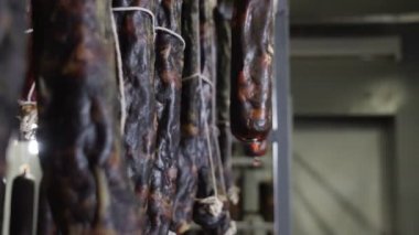 Et ve sucuk üretim. Soğuk hava depo tesisi yapım sosis et ürünleri işleme. Et işleme fabrikası'nda depolama odasında rafları sosis füme. 4k