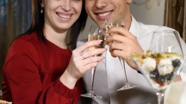 Genç çift kadeh şampanya içinde restoran. Dating. Genç adam ve Sevgililer günü kutlama kadına romantik akşam yemeği restoranda, içme. Romantik kavramı ve aşk maceraları.
