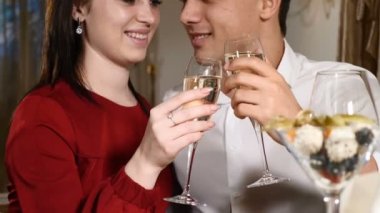Genç çift kadeh şampanya içinde restoran. Dating. Genç adam ve Sevgililer günü kutlama kadına romantik akşam yemeği restoranda, içme. Romantik kavramı ve aşk maceraları. HD