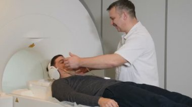 Bilgisayar tomografi kavramı. Sağlık kavramı. Manyetik rezonans görüntüleme tarayıcı modern hastanede tarayan kişi. Beyaz önlük Ct MRI yordamı için hasta hazırlama erkek radyoloji uzmanı