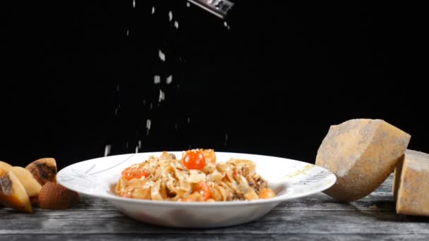 Chef rallando queso duro. Cocinar pasta de mariscos. Lento movimiento de un queso rallador cocinero, queso italiano típico, pasta en el plato recién cocinado Concepto: cocina italiana, queso, restaurante y comida — Vídeos de Stock