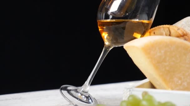 Restaurante arte queso. Variedad de queso duro puesto en una composición hermosa. El vino se vierte en una copa. Concepto de vino y aperitivo. Concepto de restaurante de lujo. Arte de la comida. hd — Vídeo de stock