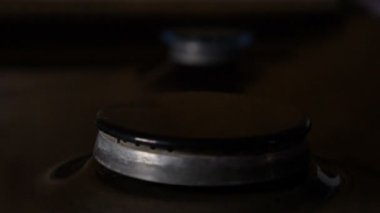 Doğalgaz soba brülör iltihabı. Ağır çekim. Döner gaz brülörleri soba. Ateşleme mavi gaz sobası brülör gaz mutfak. Alevlerin ipuçları farklı renk boyalı. HD