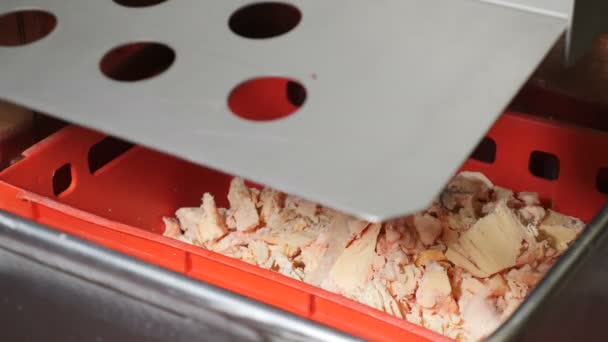 Kött chopper maskin. Industriella korv produktionsprocessen på kött och korv att göra växten. Utrustning för bearbetning av kött. Automatiska skäraren i köttfabrik. 4k — Stockvideo