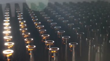 Birçok açık bira şişeleri. 4 k. yakın çekim video. Zanaat bira üretim. Görünümü darboğaz. MICROBREWERY ve brew pub kavramı. arka aydınlatma görüntüleri.