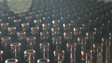 Bira yapma. Bira şişe boyunlu depolama. MICROBREWERY ve brew pub kavramı. arka ışık görüntüleri. 4 k'dan fazla vurdu