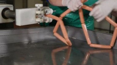 Endüstriyel sosis üretim süreci et ve sosis tesisi yapma. Sosis üretim hattı. Sosis fabrikası işçileri sosis haşlama üretir. Sosis modern et fabrika üretim hattında