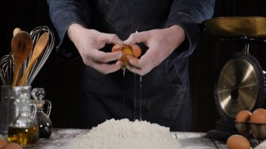 Erkek Şef çatlama yumurta un cam kase closeup çekim. Ağır çekim un stok içine düşen yumurta. Görüntüleri gıda. Yumurta un içine, ağır çekim bırakarak. Sarısı Falls. Gıda Blog, Unlu Mamüller
