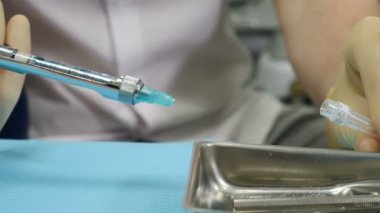 Kavram: AIDS salgını, aşılama. hastalıklar, tıbbi bakım, bilim, anestezi, ötenazi, diyabet. Diş anestezi ile doktor tutarak şırınga yakın. Tıp, dişçi ve sağlık hizmetleri