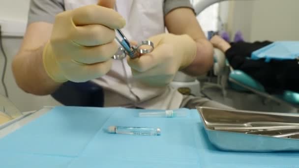 Stomatolog przygotowuje strzykawki do wstrzykiwań znieczulenia, z bliska. Medycyna, dentysta i koncepcji opieki zdrowotnej. 4k — Wideo stockowe