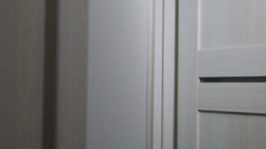 Tanınmayan ofis merkezinde ki kadın el kapatma kapısının yakın çekimi. 4k