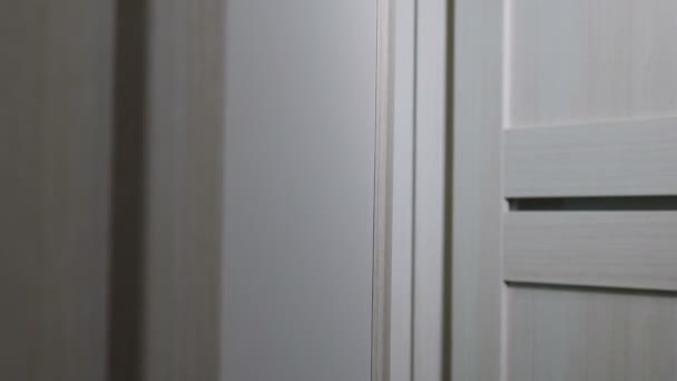 Крупный план женской руки, закрывающей дверь в неузнаваемом офисном центре. 4k — стоковое видео
