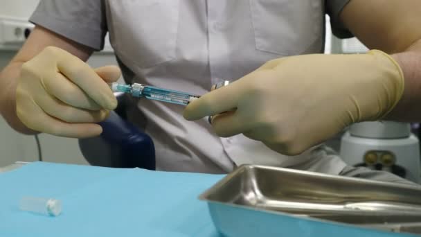 Dentist prepares syringe for injection of anesthesia, close up. Medicine, dentist, and health care concept. 4k — Stock Video