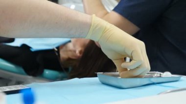 Diş hekimi diş sandalye ofis ve erkek hastada, yakın çekim. Erkek asistan giving o tıbbi diş ayna tutan doktor için. Tıp, diş hekimi ve sağlık kavramı. Enjektör ile hazırlama