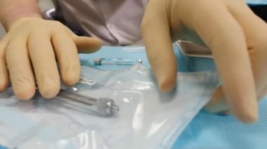 Erkek diş hekimi asepticsyringe açılır. diş hekimi diş steril aletlerin paketini açmalısınız. 4k