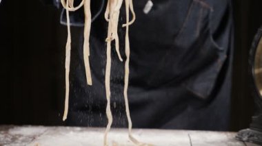 Pişirme Sanat. Ev yapımı makarna Şef ağır çekimde eller. El yapılmış makarna üretim yetenekli Restoran girişimci tarafından. Gıda Sanayi ve beslenme. Gıda ile Gluten örneği. Mediterranean