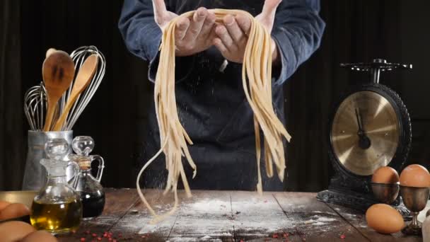 Arte culinario. Pastas caseras en manos del chef en cámara lenta. Fabricación de pasta hecha a mano por un experto empresario de restaurantes. Industria alimentaria y nutrición. Ejemplo de comida con gluten. Mediterráneo — Vídeos de Stock