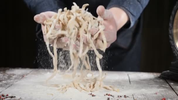 De kunst van het koken. Zelfgemaakte pasta in chef-kok handen in slow motion. Hand Made Pasta productie door geschoolde restaurant ondernemer. Voedingsindustrie en voeding. Voorbeeld van voedsel met Gluten. Mediterrane — Stockvideo