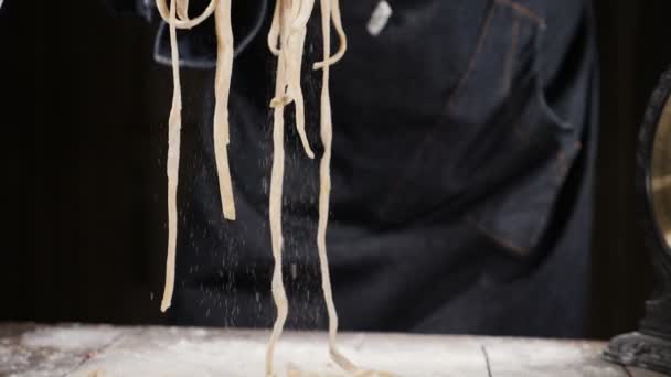 Kochkunst. hausgemachte Pasta in den Händen des Kochs in Zeitlupe. handgemachte Nudelherstellung durch einen gelernten Restaurantunternehmer. Nahrungsmittelindustrie und Ernährung. Beispiel Lebensmittel mit Gluten. Mittelmeer — Stockvideo