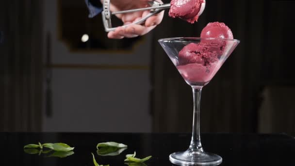 Ein Koch dekoriert ein Eis mit Minzblättern. serviert Eis-Dessert im Restaurant. Koch dekoriert Minzblätter. hd. Zeitlupe — Stockvideo