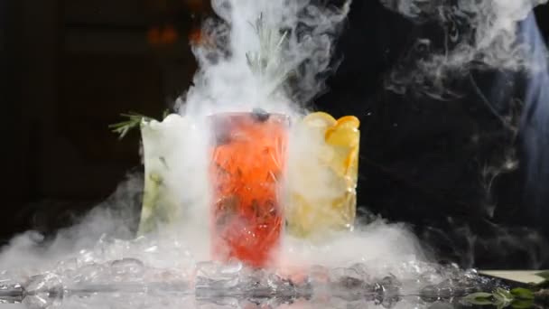 Professionele chef-kok en de moleculaire keuken. cocktail set en zoete drank op zwarte achtergrond met vloeibare stikstof. De instelling van de moleculaire tabel. Slow-motion. HD — Stockvideo