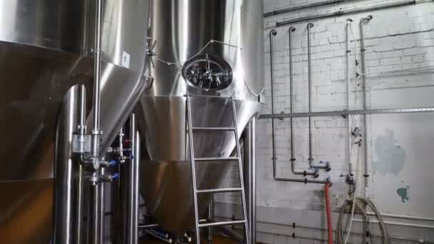 Moderne brouwerij fabriek. Rij van tanks in brouwerij. Gisting in de tanks van een brouwerij met bier voor het brouwen. Bier fabriek. Grote stalen tanks voor opslag. 4k — Stockvideo