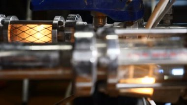 Modern karmaşık teknolojik endüstriyel ekipman. Boru hatları, pompa, filtreleri, ölçü aygıtları, sensörler, motorlar ve bira üretim diğer bölgelerinde çoğulluğu. 4k