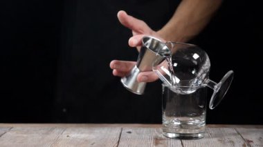 Güzel ağır çekim bir kadeh kokteyl yapmak barista. Yakın çekim. Barmen, Sambuca yemek çubuğu. Barmen Sambuca yakma. Kokteyl hazırlama işlemi. Kokteyl yapmak. Barmen kokteyl yapmak. Yanan