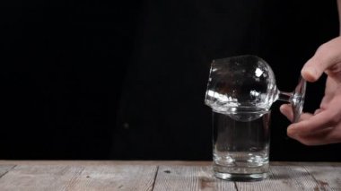 Barista kokteyl yapmak. Yakın çekim. Barmen, Sambuca yemek çubuğu. Barmen Sambuca yakma. Kokteyl hazırlama işlemi. Barmen kokteyl yapmak. Kokteyl yanan. HD