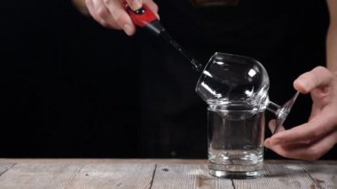 Barista kokteyl yapmak. Yakın çekim. Barmen, Sambuca yemek çubuğu. Barmen Sambuca yakma. Kokteyl hazırlama işlemi. Barmen kokteyl yapmak. Kokteyl yanan. HD