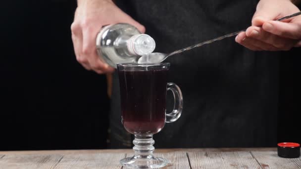 Bar koncept. Barman hand hälla alkoholhaltig dryck till ett skott i slow motion. Bartender förbereda alkoholhaltiga cocktail skott. HD — Stockvideo