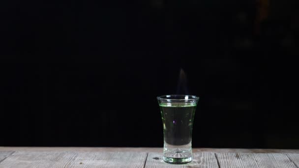 Concept de barman. Un cocktail makimg. Feu et boisson. Belle prise de vue au ralenti de barista faisant un cocktail dans un bar. Flammes provenant d'une boisson alcoolisée brûlant dans un verre ou d'un coup isolé sur — Video