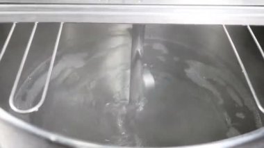 Bira, bira üretimi teknolojik parçası. Çelik depo ile kaynar su içinde. Sıcak su ile doldurma ve buğulaması metal bira tank. Bira süreci. 4k