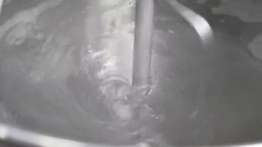 Bira, bira üretimi teknolojik parçası. Çelik depo ile kaynar su içinde. Sıcak su ile doldurma ve buğulaması metal bira tank. Bira süreci. 4k