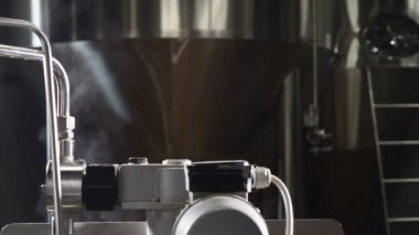 tesis bira zanaat. Modern karmaşık teknolojik endüstriyel ekipman. Boru hatları, pompa, filtreleri, ölçü aygıtları, sensörler, motorlar ve bira üretim diğer bölgelerinde çoğulluğu. Bira Buhar