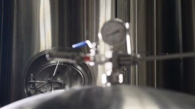 tesis bira zanaat. Modern karmaşık teknolojik endüstriyel ekipman. Boru hatları, pompa, filtreleri, ölçü aygıtları, sensörler, motorlar ve bira üretim diğer bölgelerinde çoğulluğu... 4k