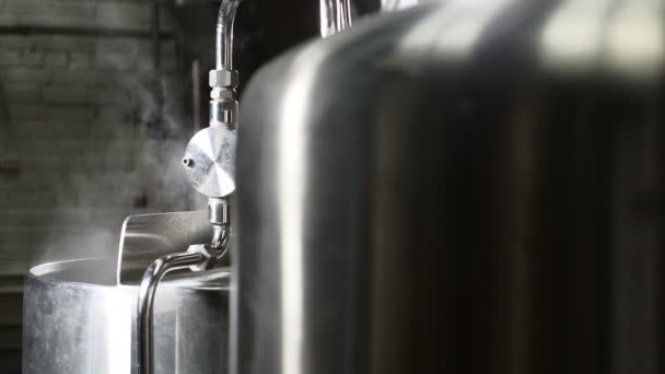 Microbrouwerij fabriek faciliteiten. Moderne complexe technologische industriële apparatuur. Een pluraliteit van pijpleidingen, pompen, filters, manometers, sensoren, motoren en andere delen van de productie van de brouwerij. Op stoom — Stockvideo