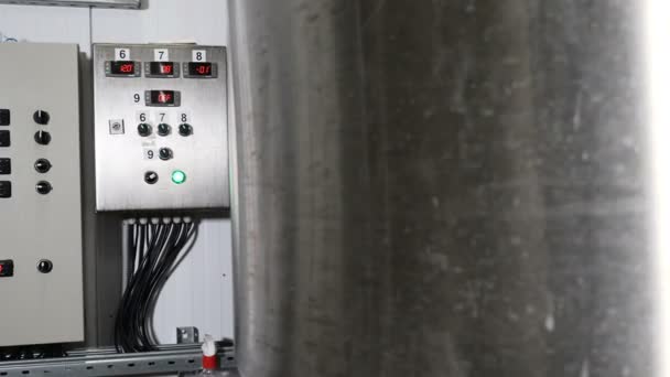 微啤酒厂设施齐全。现代复杂的技术工业设备。多个管道、泵、过滤器、仪表、传感器、电机等部分的啤酒厂生产。4k — 图库视频影像