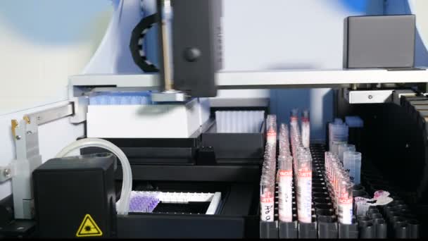 Analisi di laboratorio e macchina diagnostica. Bracci manipolatori robotici con contenitori o provette con sangue su trasportatore automatizzato nel moderno impianto di produzione farmaceutica. Medicina, assistenza sanitaria — Video Stock