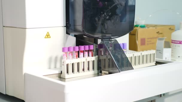 Robotyczne ramiona manipulatora z kontenerami lub probówki z krwią na zautomatyzowanym przenośniku w nowoczesnej fabryce farmaceutycznej. Medycyna, koncepcja opieki zdrowotnej. Analizator medyczny zbliżenie. Laboratorium — Wideo stockowe