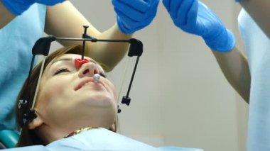 Tıp, diş hekimliği ve sağlık kavramı. Diş teknolojik sürecinin bir parçası. Modern diş hekimi ofisinde muayene Tmj için ekipman. Doktor ve asistan ayarı transdüser yakın çekim için