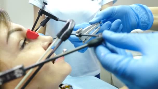 Concepto de medicina, odontología y salud. Parte del proceso tecnológico dental. Equipo para el examen de TMJ en la oficina del dentista moderno. Inyección de cerca del transductor de ajuste médico y asistente para — Vídeos de Stock