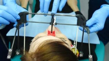 Tıp, diş hekimliği ve sağlık kavramı. Diş teknolojik sürecinin bir parçası. Modern diş hekimi ofisinde muayene Tmj için ekipman. Doktor ve asistan ayarı transdüser yakın çekim için