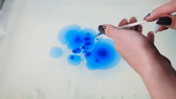 Αφηρημένο μελάνι ζωγραφικής σε κίνηση. Ψυχεδελικό φόντο. Πολύχρωμα σημεία. Ο εμπρου Αρτ. Κοντινό. Επιφανειακή επιφάνεια νερού. Πιτσίλισμα μπλε χρώμα για μαρμάρινα μοτίβα που εμφανίζονται. 4K — Αρχείο Βίντεο