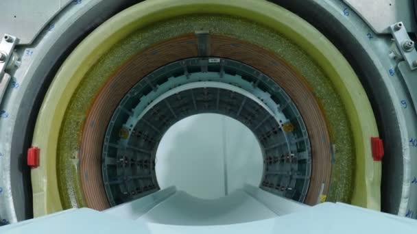 Új kórházi szoba javulást Tomográf, hogy telepítve van. Egy üres MRI, CT, PET szkenner. MRI szkenner nélkül felső műanyag burkolópanelek. Új modern Kórház építése Mr-Imaging egységgel — Stock videók