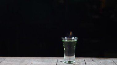 Bir barda kokteyl yapmak barista güzel ağır çekim shot. Bir cam veya siyah arka plan üzerine izole ateş yanan bir alkollü içki üzerinden yükselen alevler. HD